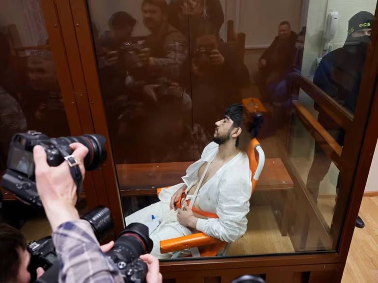 Faizov fue trasladado al tribunal desde un hospital en silla de ruedas y permaneció sentado con los ojos cerrados durante todo el proceso. Foto: Reuters. Faizov fue trasladado al tribunal desde un hospital en silla de ruedas y permaneció sentado con los ojos cerrados durante todo el proceso. Foto: Reuters.