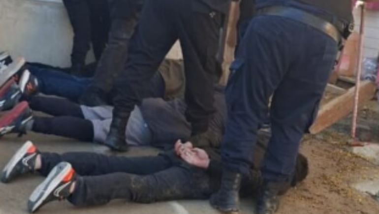 Los cuatro sujetos fueron atrapados por la policía de Comodoro Rivadavia luego de que en el centro de monitoreo notaron movimientos extraños en la casa que atacaron.