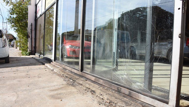 Arrojaron una bomba molotov contra una agencia de autos