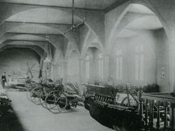 Máquinas textiles al interior de una habitación del edificio de la Compañía Chileno- Argentina de Puerto Montt. (Foto: 1907) Máquinas textiles al interior de una habitación del edificio de la Compañía Chileno- Argentina de Puerto Montt. (Foto: 1907)