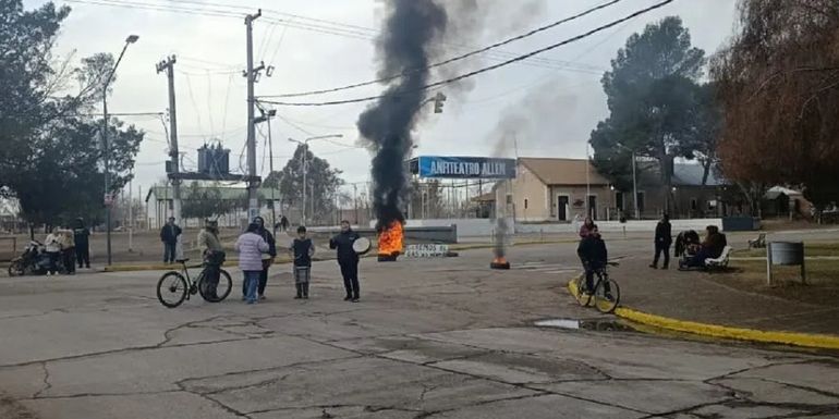 Vecinos cortaron la avenida principal reclamando por obras suspendidas. Foto gentileza ANRoca.