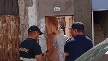 De acuerdo con las primeras informaciones, los vecinos escucharon una discusión fuerte seguida de pedidos desesperados de auxilio. De acuerdo con las primeras informaciones, los vecinos escucharon una discusión fuerte seguida de pedidos desesperados de auxilio.