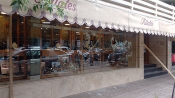 Así de destruido quedó el frente del comercio. Foto Anahí Cárdena. Así de destruido quedó el frente del comercio. Foto Anahí Cárdena.