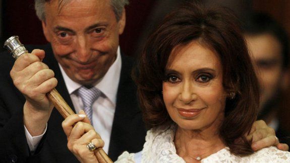 Entre los bastones y bandas presidenciales estaban las de Néstor K.