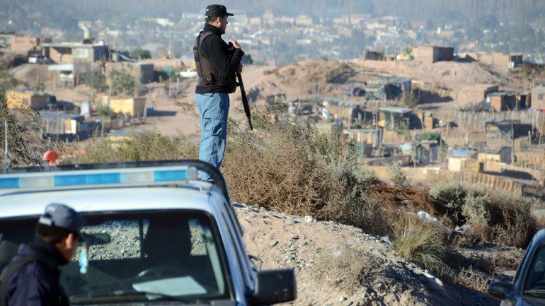 Vecinos defendieron a los tiros a un pistolero detenido