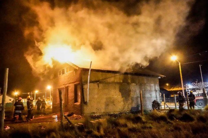 Vecinos ayudaron a ídolo de Pacífico que sufrió la destrucción de su casa en un incendio