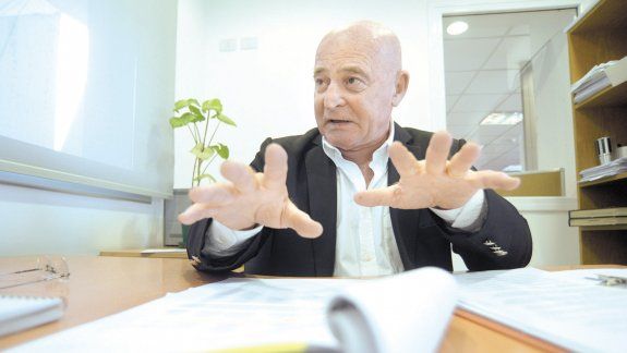 Guillermo Pellini, con toda la documentación de su periplo de casi dos años de gestiones, contó su calvario.