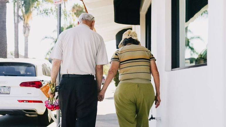 Por qué nos achicamos cuando envejecemos