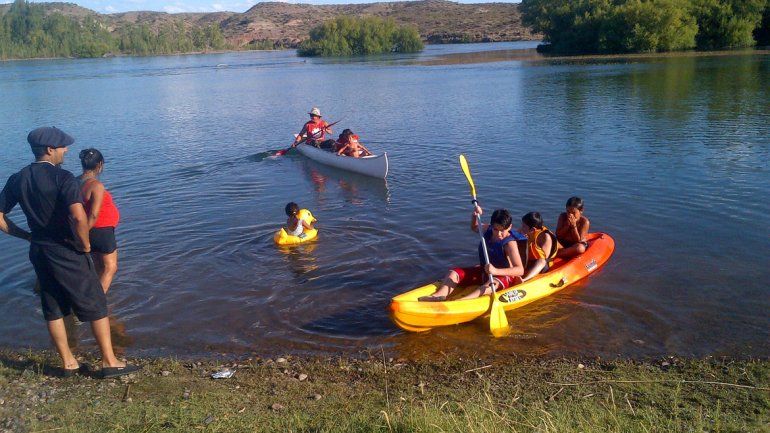 La idea es que los más pequeños tomen contacto con el agua.