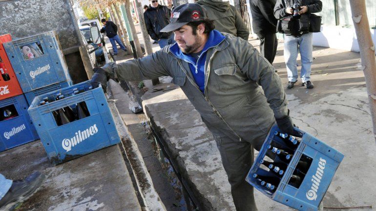 Los decomisos de alcohol se realizan frecuentemente en la ciudad de Neuquén. El Municipio pide colaboración a la Policía y a la Justicia.