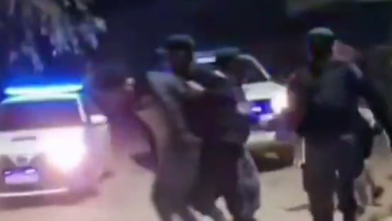 Video: cansados de la inseguridad, vecinos golpearon a un delincuente y lo entregaron a la Policía