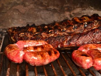El truco para hacer hacer asado sin humo, ideal para el balcón, sin carbón ni leña