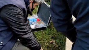 Insólito: encontró un pene adentro de un frasco mientras cortaba el pasto