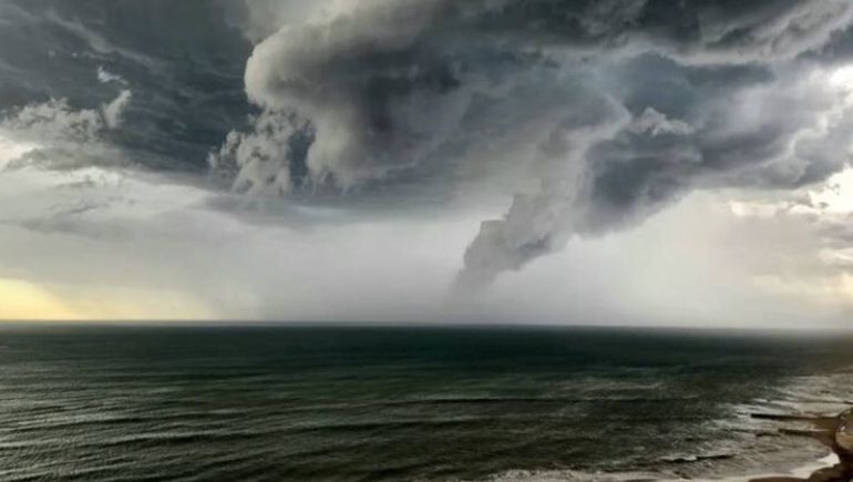 Un bañista captó la formación de una tromba marina durante la tormenta.