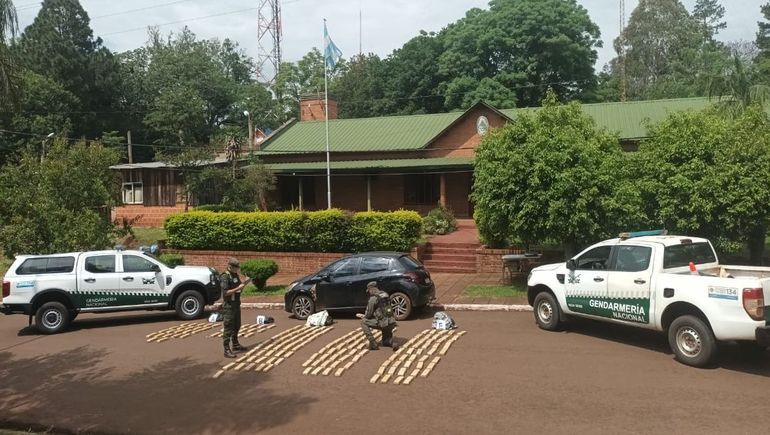 La sustancia fue confirmada mediante pruebas de Narcotest y puesta a disposición del Juzgado Federal de Oberá junto al automóvil secuestrado. La sustancia fue confirmada mediante pruebas de Narcotest y puesta a disposición del Juzgado Federal de Oberá junto al automóvil secuestrado.