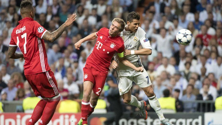 Lewandowski, se penal, puso al Bayern 1 a 0 ante el Real Madrid