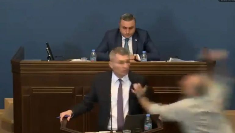 Video: violenta pelea en el Parlamento de Georgia