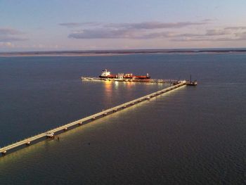 Exportación récord: Así sale el petróleo de Vaca Muerta en el primer buque Suezmax, en Puerto Rosales.
