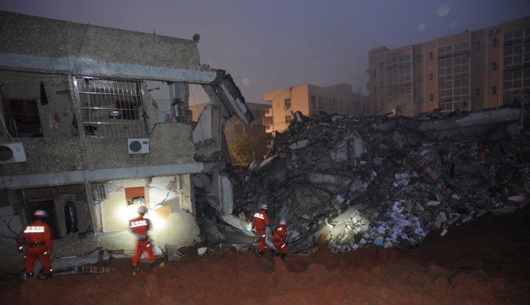 El deslizamiento de tierras fue sucedido por una explosión en un gasoducto.