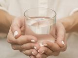 Que fluya el dinero: poderoso ritual con un vaso de agua para abrir tu camino