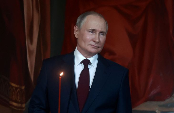 El presidente ruso Vladimir Putin durante un servicio religioso por la Pascua ortodoxa en la Catedral de Cirsto Salvador de Moscú, rusia, el 23 de abril de 2022. Sputnik/Sergei Fadeichev/Pool vía