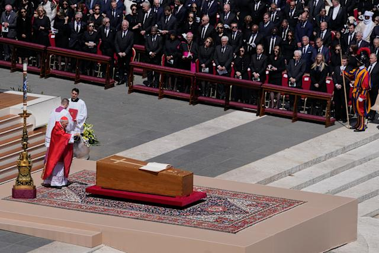 El cardenal Battista Re estuvo encargado de la homilía en el funeral del papa Francisco y la misa El cardenal Battista Re estuvo encargado de la homilía en el funeral del papa Francisco y la misa