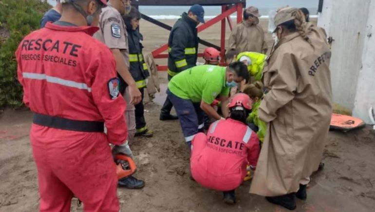 El viento voló la sombrilla y terminó en la pierna de un hombre
