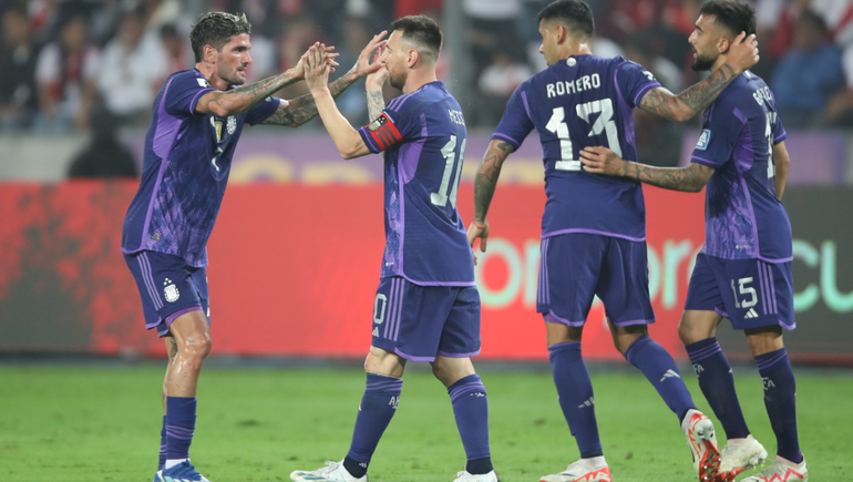 Messi se saluda con De Paul después de abrir el marcador en Lima contra Perú.&nbsp;