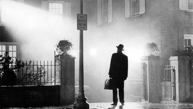 La llegada del sacerdote Merrin (Max von Sydow) a la casa de Washington DC donde vive Regan, la niña poseída por el demonio. La llegada del sacerdote Merrin (Max von Sydow) a la casa de Washington DC donde vive Regan, la niña poseída por el demonio.