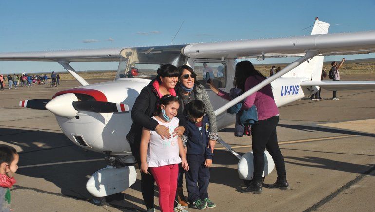Exhibieron en Zapala réplicas de viejos aviones