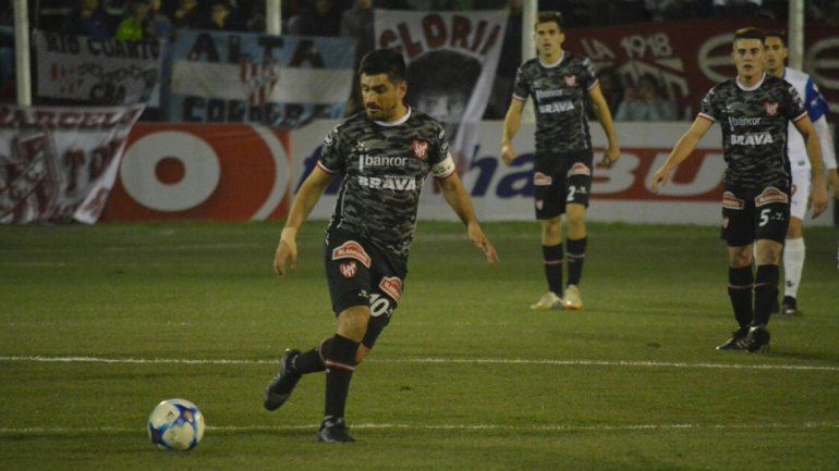 Paulo Rosales le dio la victoria a la Gloria cordobesa ante el Bicho.