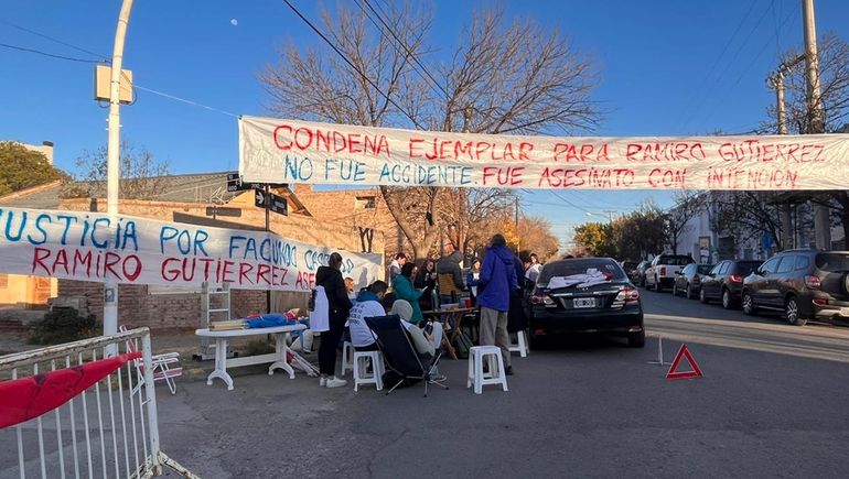 Caso Facundo: familiares de la víctima y del acusado se apostaron afuera de tribunales