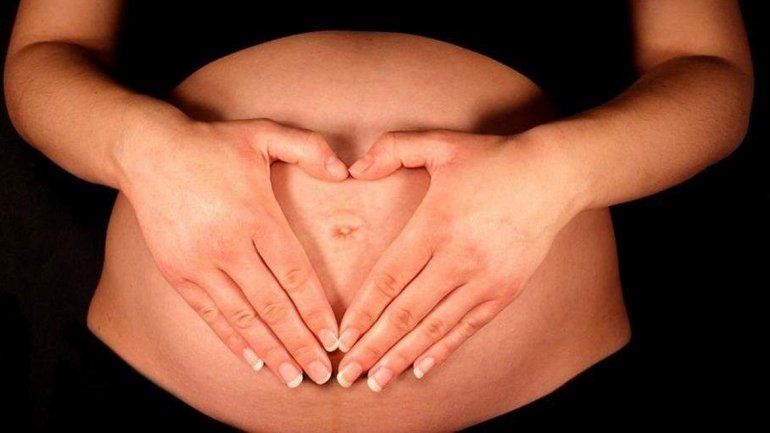 La madre biológica sufre un síndrome que le corta el embarazo.