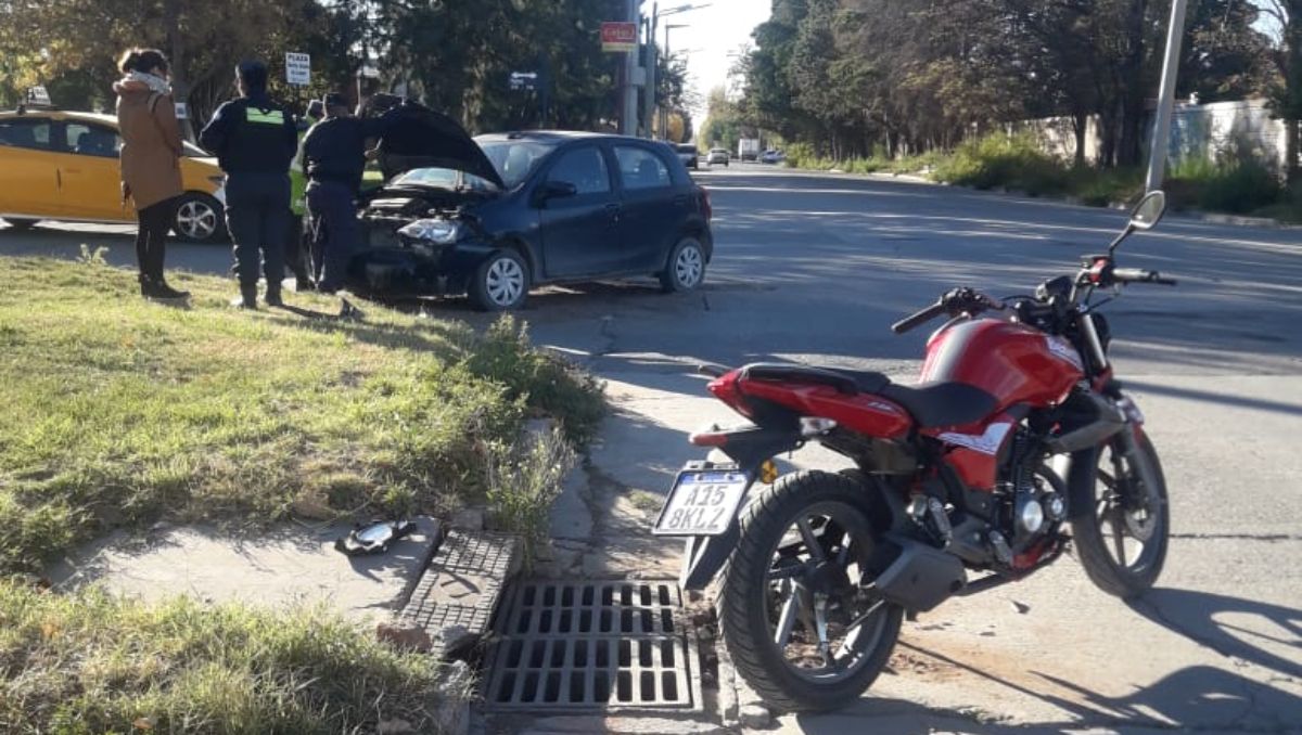 Esquina peligrosa: motociclista hospitalizado tras fuerte choque