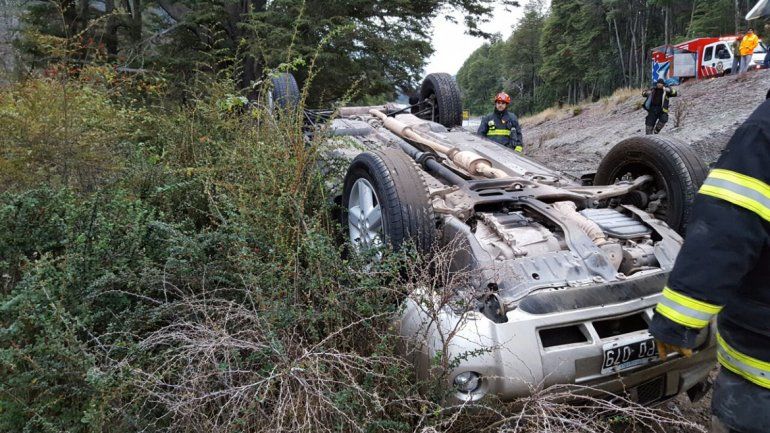 Turistas desbarrancaron y volcaron en la Ruta de los Siete Lagos