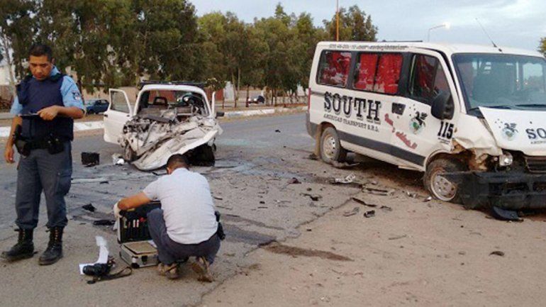 El frente del Fiat 147 quedó destruido tras el violento impacto frontal contra la camioneta Renault Master.
