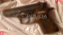 Los agentes llevaron adelante el secuestro de un arma de fuego calibre 22. Los agentes llevaron adelante el secuestro de un arma de fuego calibre 22.