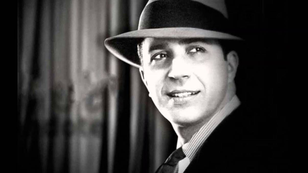 El Día del Tango se celebra en conmemoración a Carlos Gardel, el 11 de noviembre de 1890 quie, con más de 900 canciones escritas y grabadas, es el máximo exponente del género musical argentina.