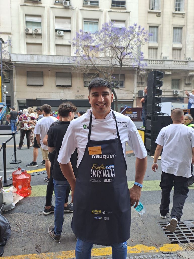 Nahuel compitiendo por la mejor empanada del país. 
