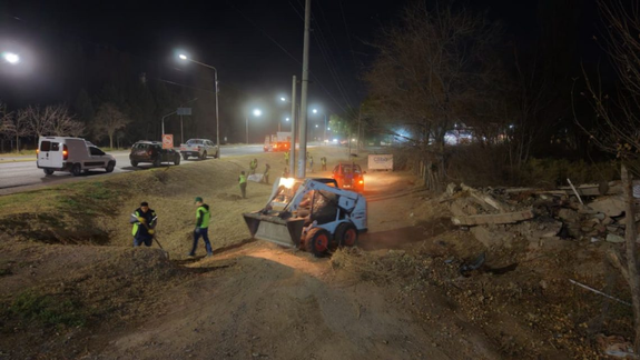 Operativo de limpieza nocturno de cuadrillas municipales.