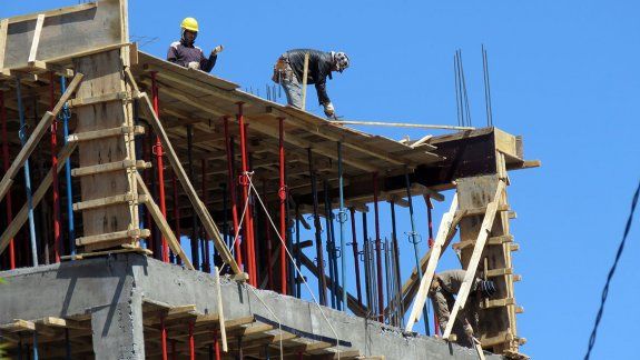 Ocho de cada diez obreros de la construcción trabajan sin seguridad