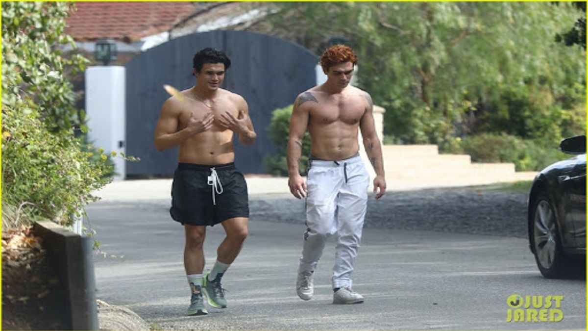 Riverdale: KJ Apa y Charles Melton muestran sus músculos