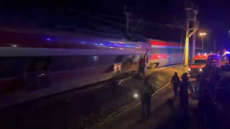 En total viajaban más de 500 personas entre ambos transportes y, por el momento, se desconocen las razones del incidente. | LM Neuquen En total viajaban más de 500 personas entre ambos transportes y, por el momento, se desconocen las razones del incidente.