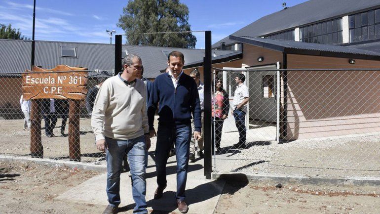 El gobernador recorrió las obras que están en marcha en Villa La Angostura.