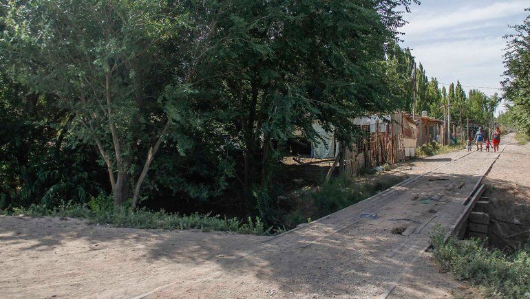 Deberán trasladar casas ubicadas sobre un canal