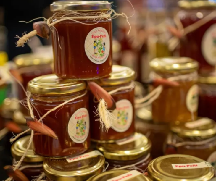 Desde frutas y verduras frescas hasta una exquisita variedad de quesos, aceite de oliva, hongos, panificados, frutos secos, vinos artesanales, chocolates, dulces. Desde frutas y verduras frescas hasta una exquisita variedad de quesos, aceite de oliva, hongos, panificados, frutos secos, vinos artesanales, chocolates, dulces. 