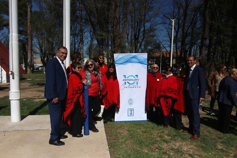 Centenario cumplió 101 años de vida y lo festejó con un sencillo acto en la renovada plaza San Martín. Centenario cumplió 101 años de vida y lo festejó con un sencillo acto en la renovada plaza San Martín.