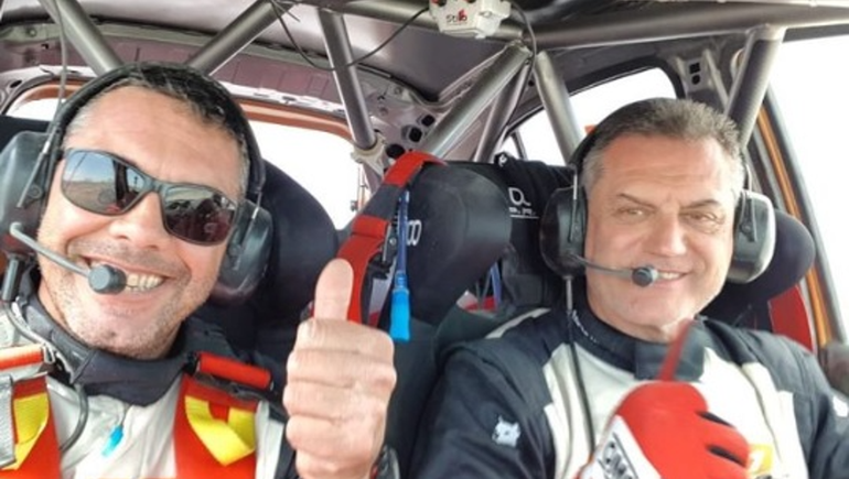 Vuelta de la Manzana. Carlos Bello junto a su navegante Gustavo Breglia. Vuelta de la Manzana. Carlos Bello junto a su navegante Gustavo Breglia.