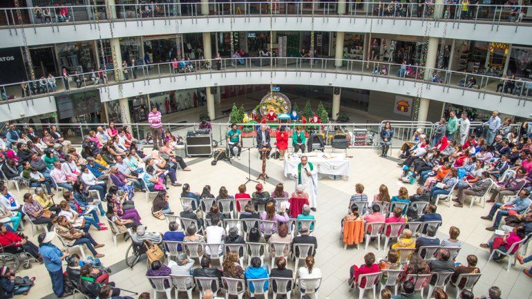 Un cura durante el sermón de una misa en un centro comercial de Bogotá.