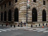 Imagen de archivo de gente con mascarillas caminando frente al edificio del Banco de la Reserva Federal de Nueva York en la Ciudad de Nueva York, Estados Unidos. 18 de marzo, 2020. REUTERS/Lucas